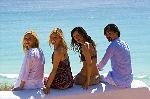 Vier Urlauber vor dem Strand