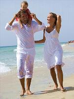 P��rchen mit Kind am Strand