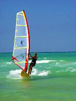 Frau beim Surfen