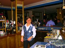 Frau an der Bar