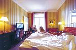 P�rchen auf dem Zimmer
