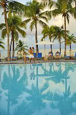 Pool und Palmen