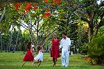 Familie in der Gartenanlage