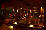 Poolbar am Abend