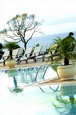 Pool und Liegen