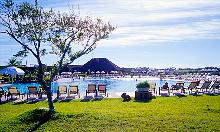 Liegewiese mit Pool