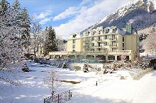 verschneite Hotelansicht