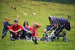 Familie auf Wiese
