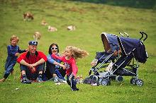 Familie auf Wiese