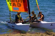 Familie beim Segeln