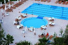Blick auf den Pool beim Abendessen