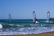 Surfer vorm Strand
