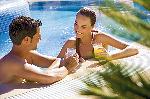 Cocktails im Pool