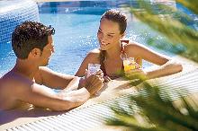Cocktails im Pool