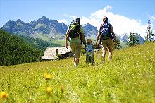 Familie auf Wiese