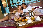 Paar fr�hst�ckt im Bett
