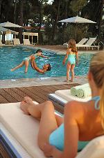 Familie am Pool