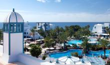Blick über die Hotelanlage, Poolbereich und Meer