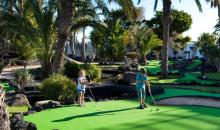 Minigolfplatz mit spielenden Kindern