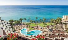 Blick über die Hotelanlage auf den Pool-Bereich und den Strand