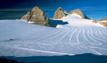 Schneebedeckte Piste in den Bergen