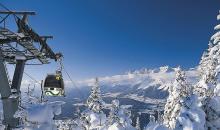 Lift hinauf in die schneebedeckten Berge