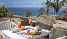 Leckeres Frühstück mit Blick auf das Meer