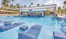 Aquabar und Relaxzone im Pool