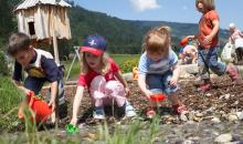 Kinder spielen