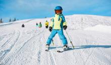 Kinder fahren Ski