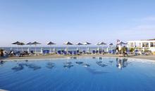 Pool mit Blick auf Strand