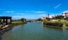 Blick über die Garten- und Wasseranlage mit Hotelgebäuden