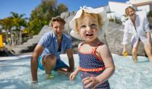 Familie im Pool