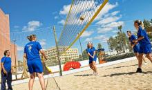 Gruppe die Beachvolleyball spielt