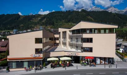 Hotelgebäude im Sommer