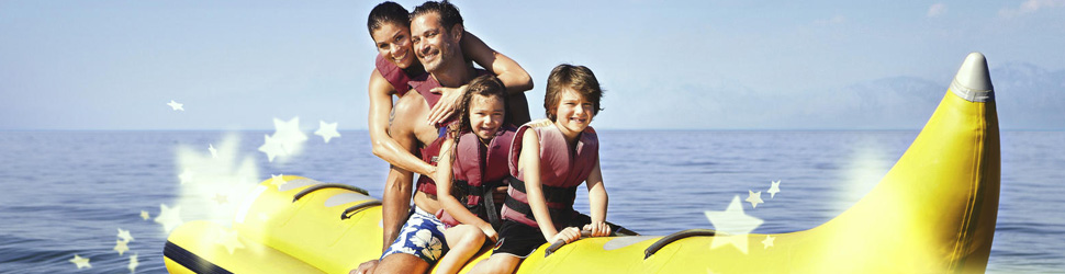 Familie auf einer Wasserbanane