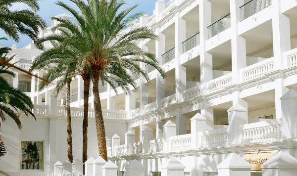 Blick auf einen Ausschnitt des Hotelgebäudes