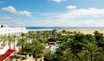 Blick auf die Hotelanlage und den Strand