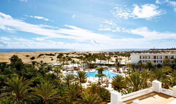 Überblick über das Hotel, Poolanlage und Strand