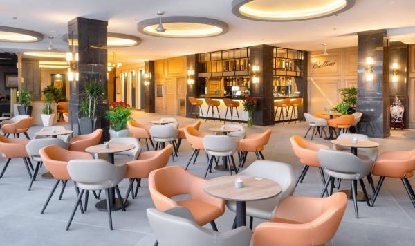 Lobbybar mit Terrasse