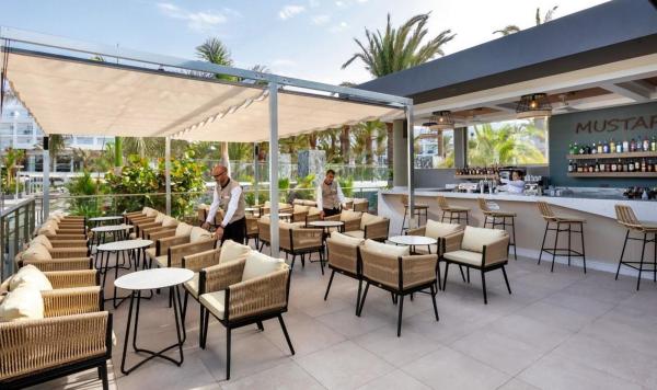 Poolbar mit Chill out Terrasse