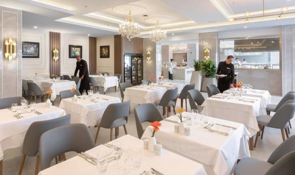 Tische im Hauptrestaurant