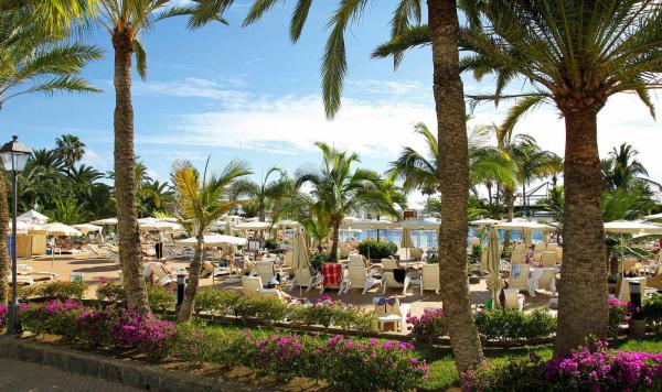 Blick durch die Gartenanlage auf den Pool-Bereich