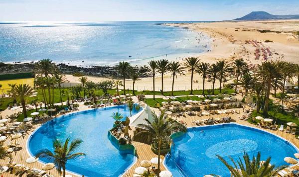 Blick auf Gartenanlage, Pool und Strand