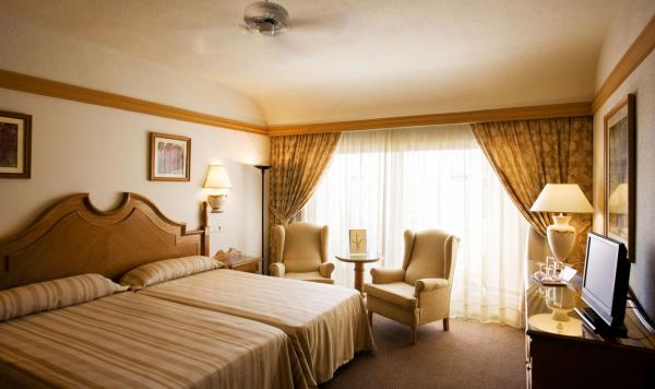 Wohnbeispiel mit Bett und Sitzgruppe