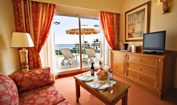 Wohnbeispiel mit Sofaecke und TV