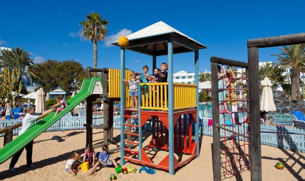 Spielplatz mit spielenden Kindern