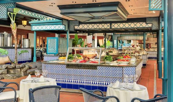 Speisesaal mit Blick auf das bereitstehende Buffet