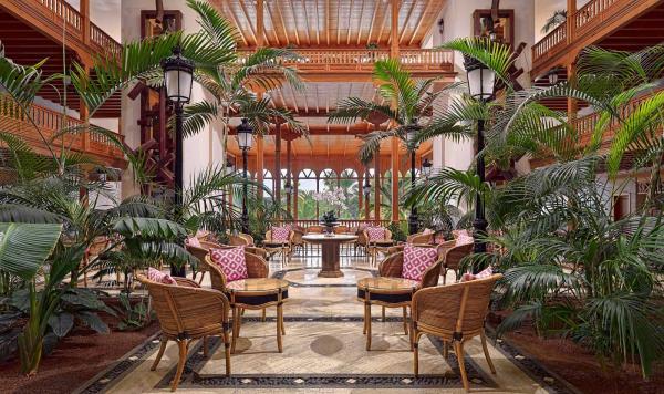 Blick in das Hotelfoyer mit Sitzgruppe und exotischer Bepflanzung