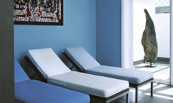 Liegestühle im Wellnessbereich